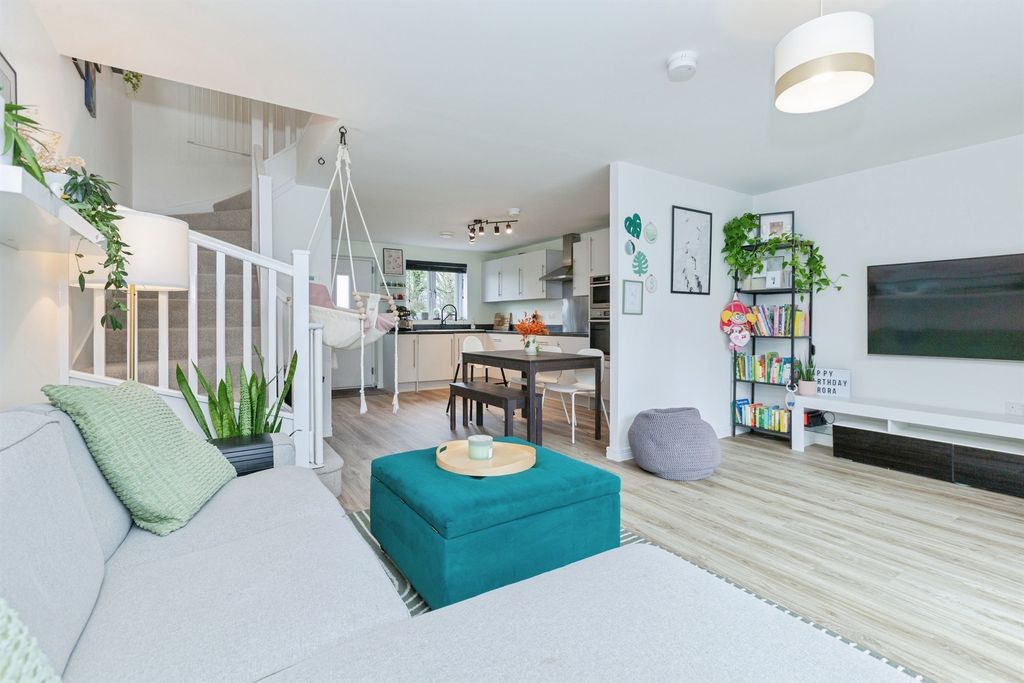 Property photo 2 of 32