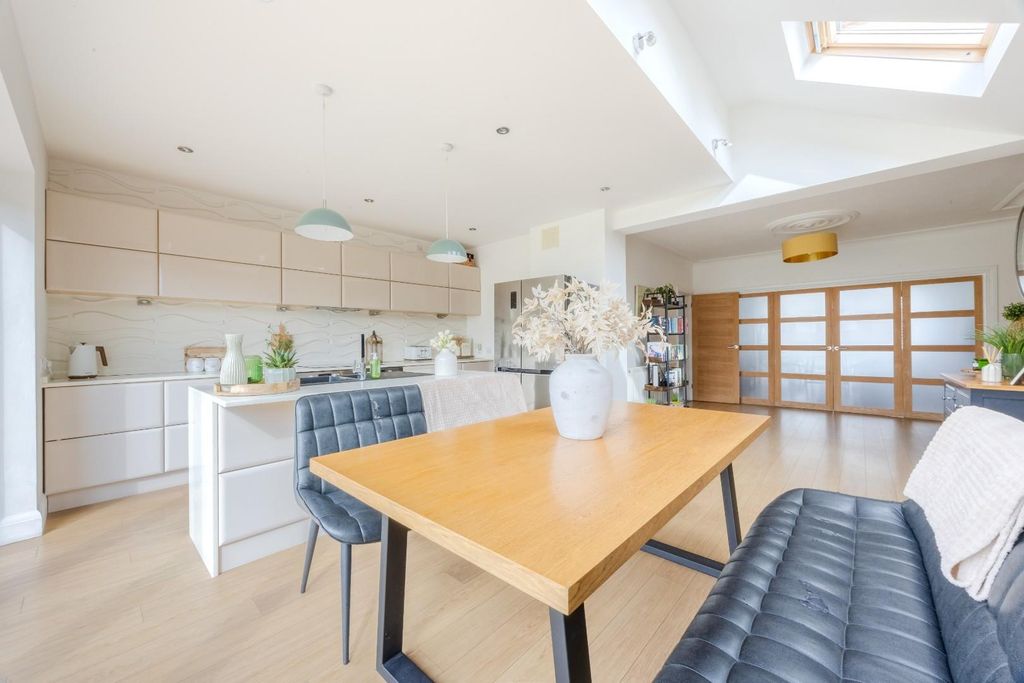 Property photo 3 of 32 Kitchen / Diner