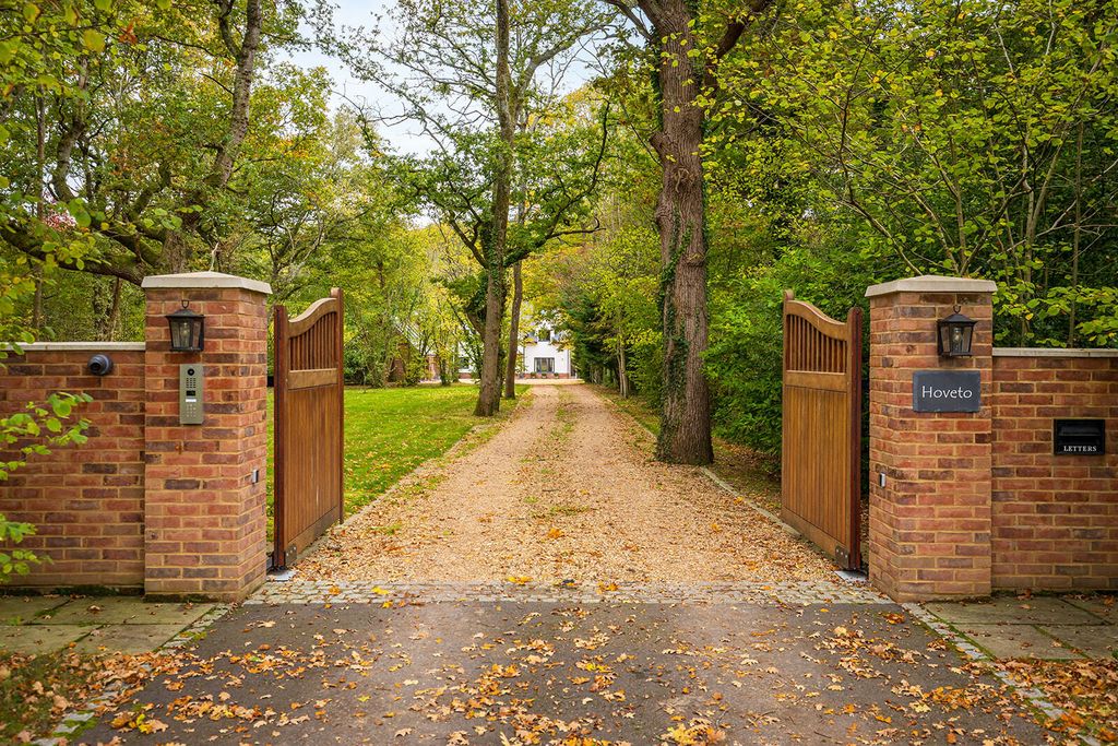 Property photo 2 of 40 House. Partnership