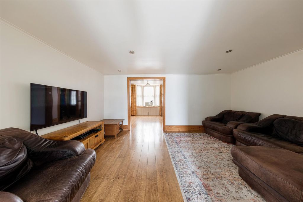 Property photo 2 of 26 Royston Avenue, E4