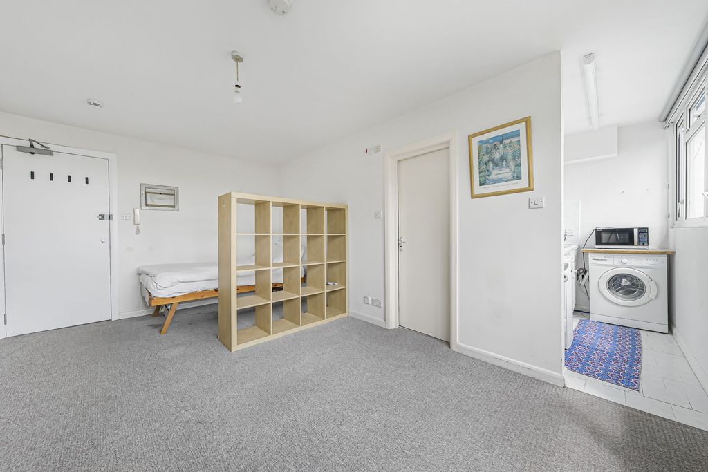 Property photo 3 of 9 Studio