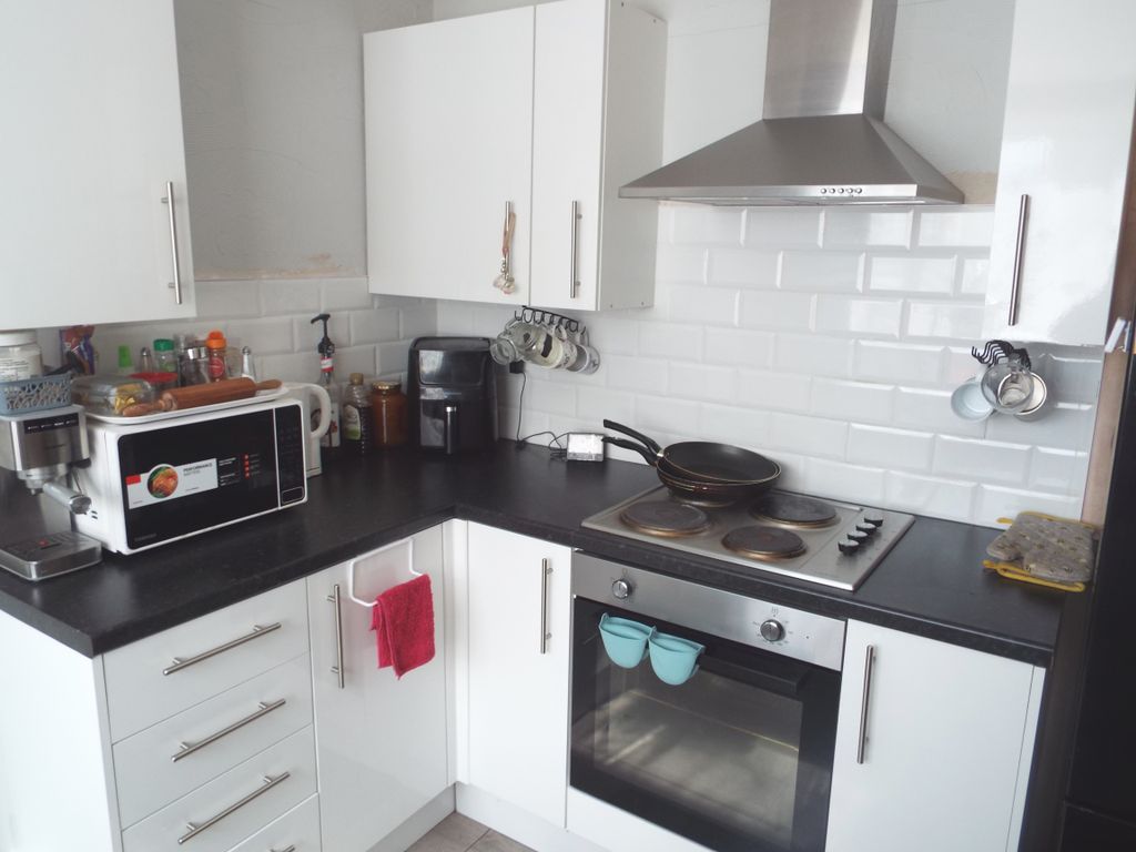 Property photo 2 of 11 215A Kitchen