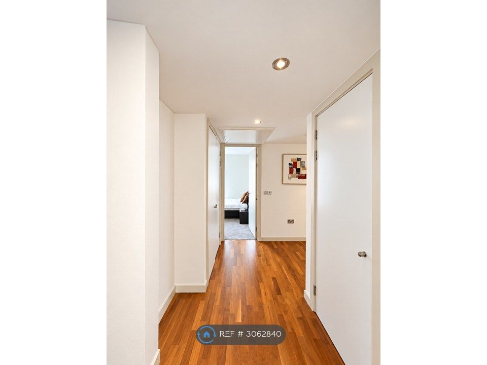 Property photo 2 of 9 Hallway