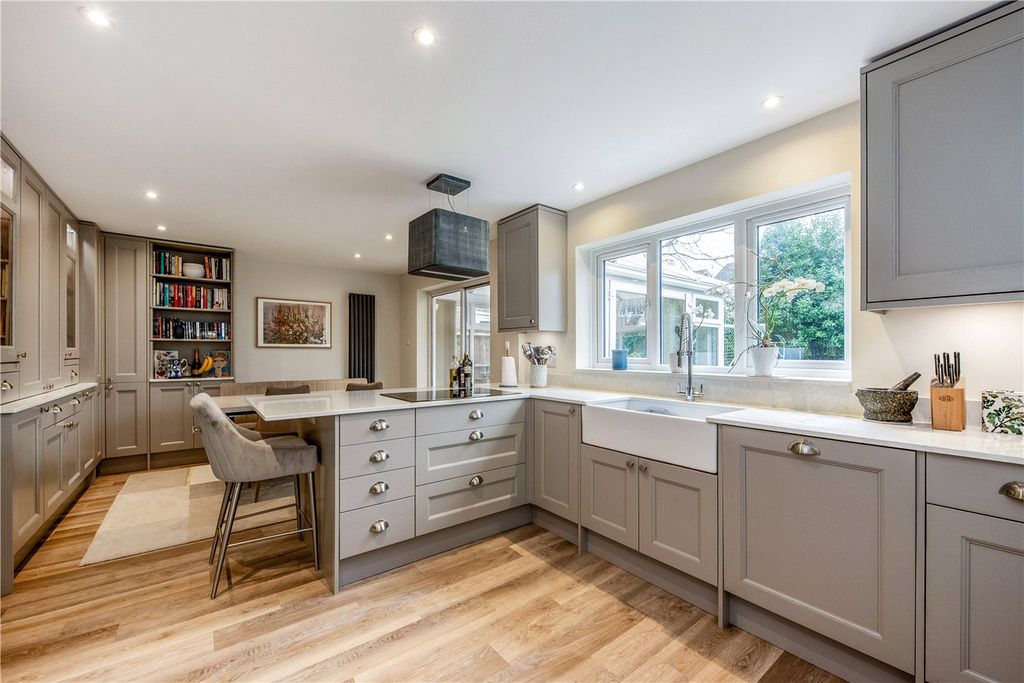 Property photo 3 of 11 Kitchen/Breakfast Rm