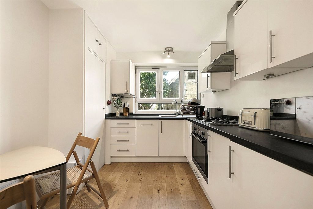 Property photo 1 of 13 Buxton Street, E1