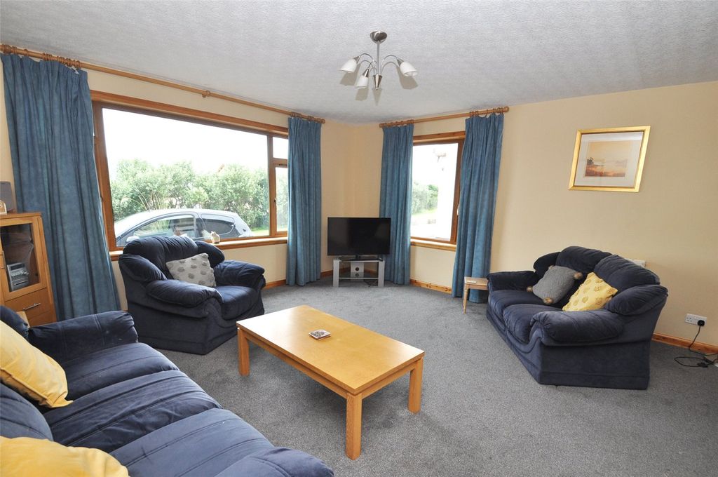 Property photo 3 of 11 Living Room