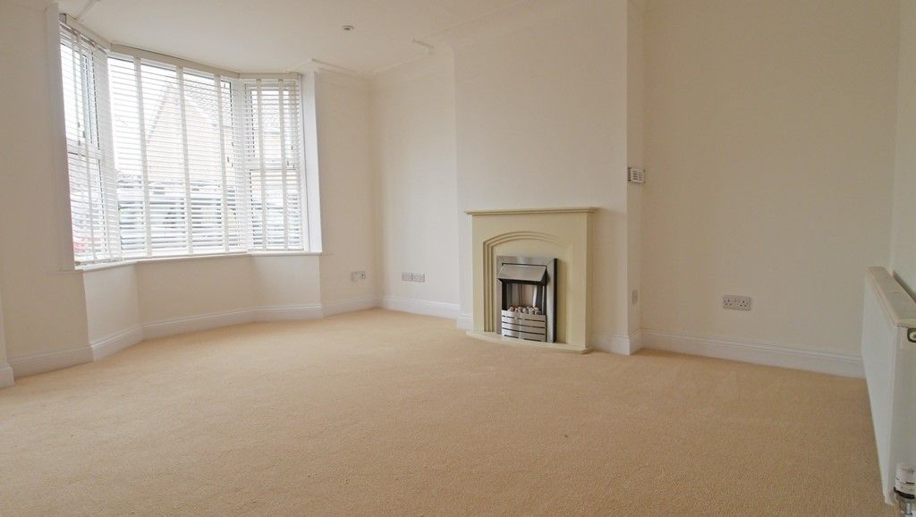 Property photo 3 of 12 Lounge2