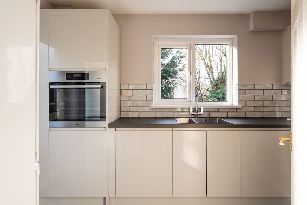 Property photo 2 of 15 Waterside Close-10