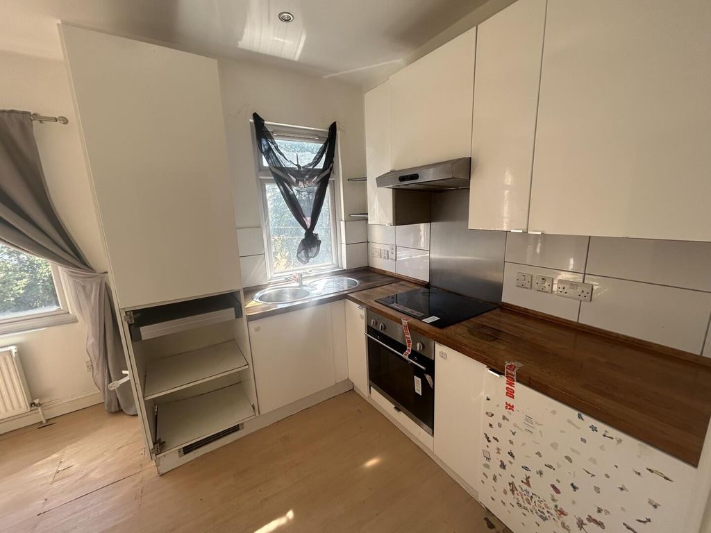 Property photo 2 of 6 Kitchen