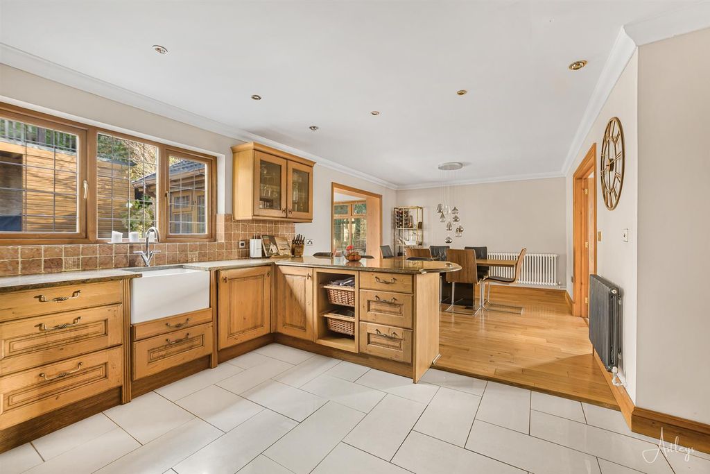 Property photo 3 of 30 Kitchen/Breakfast Room