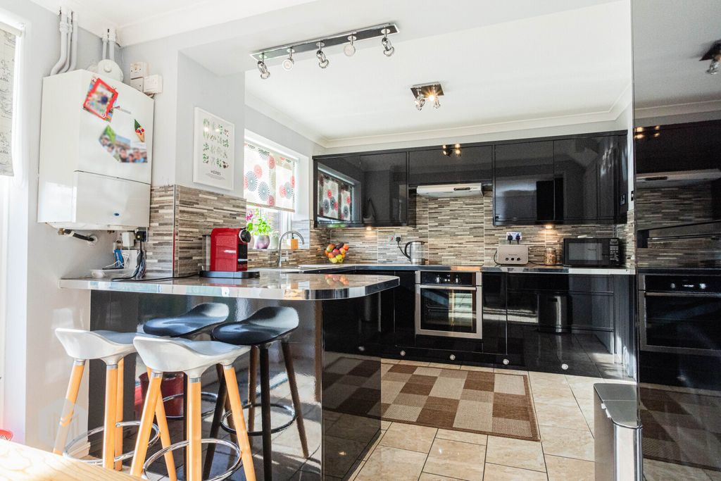 Property photo 2 of 22 Picture No. 27