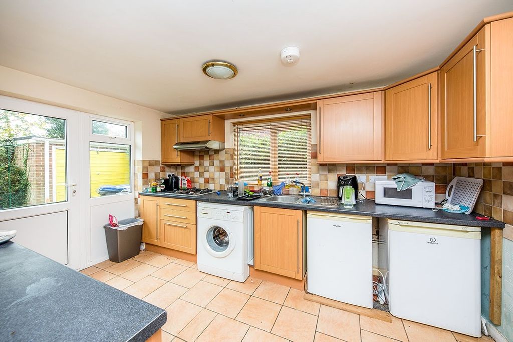 Property photo 3 of 8 Kitchen