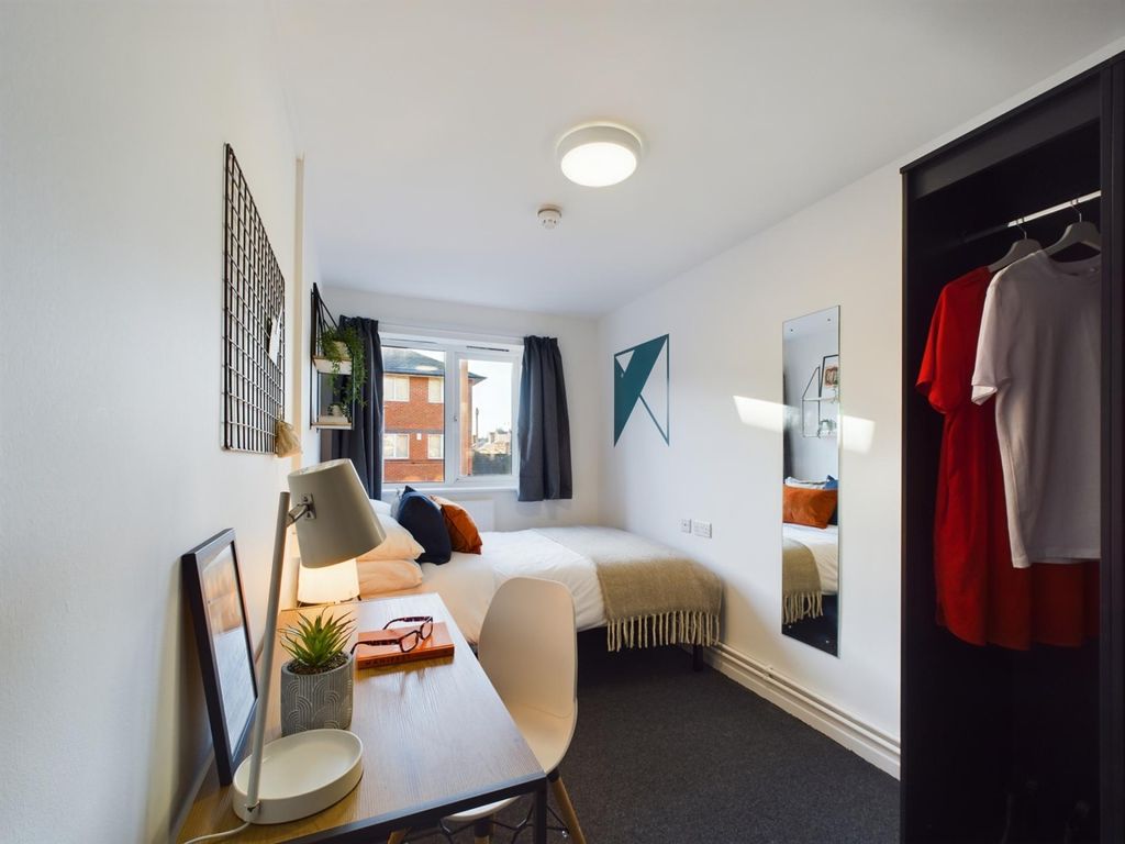 Property photo 2 of 14 A Bright And Spacious Double Bedroom With Modern d...