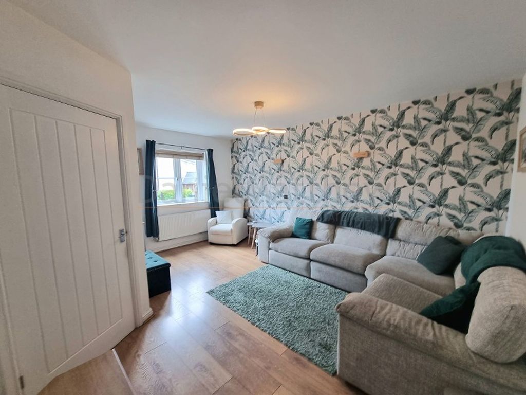 Property photo 3 of 21 Lounge