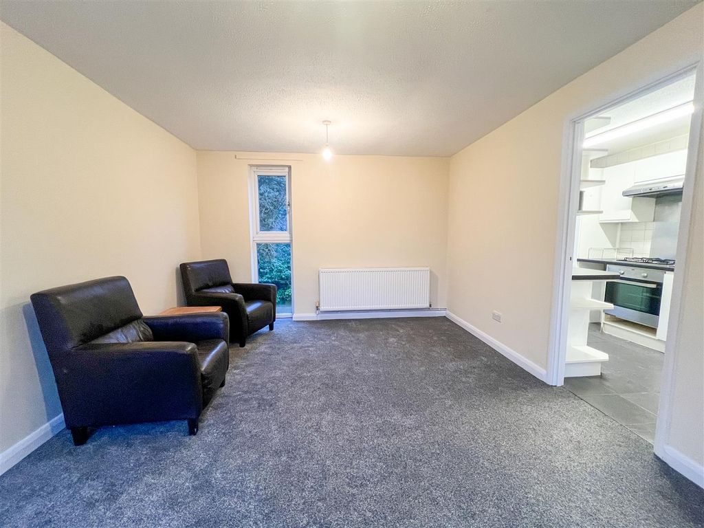 Property photo 3 of 11 Lounge