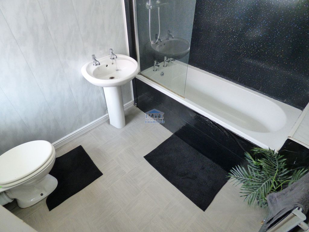 Property photo 3 of 18 Bathroom
