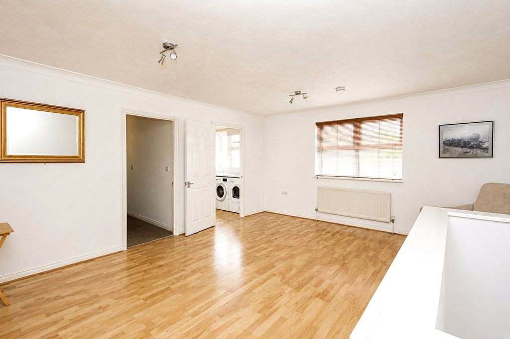 2 bed flat for saleThe Wrangle, Weston-Super-Mare, Somerset BS24 photo 4