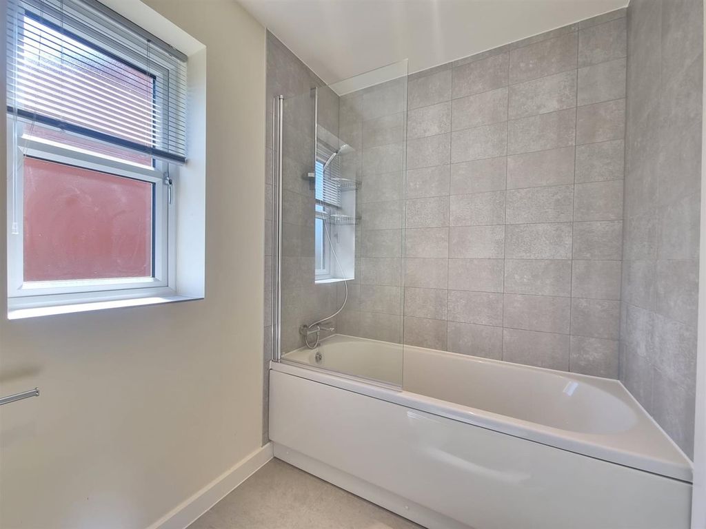 Property photo 3 of 16 Bathroom