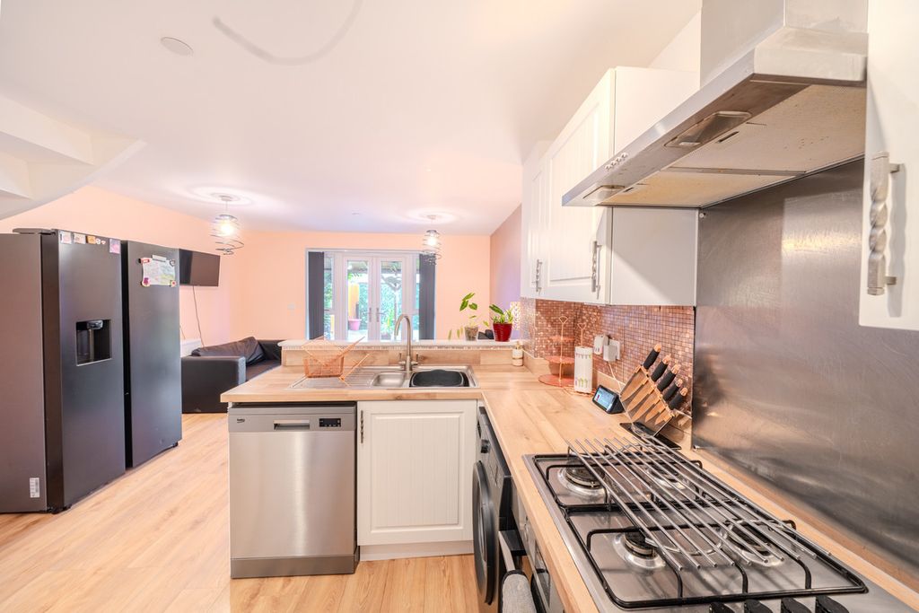 Property photo 3 of 22