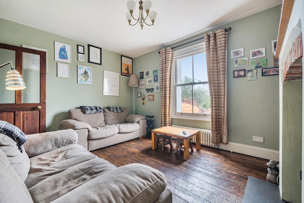 Property photo 3 of 28 1372797-29-690E03...