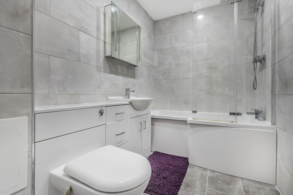 Property photo 3 of 15 Bathroom (2)
