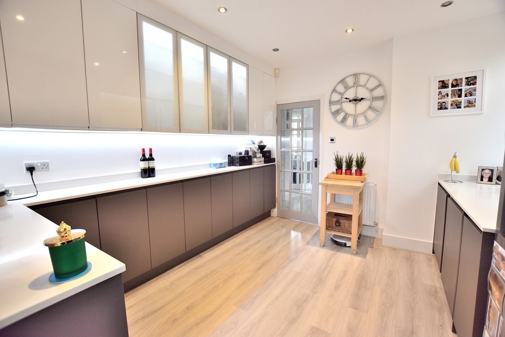 Property photo 3 of 21 Kitchen