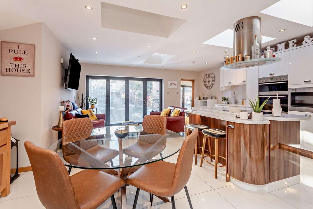 Property photo 2 of 22 8687216-Interior19-800.Jpg