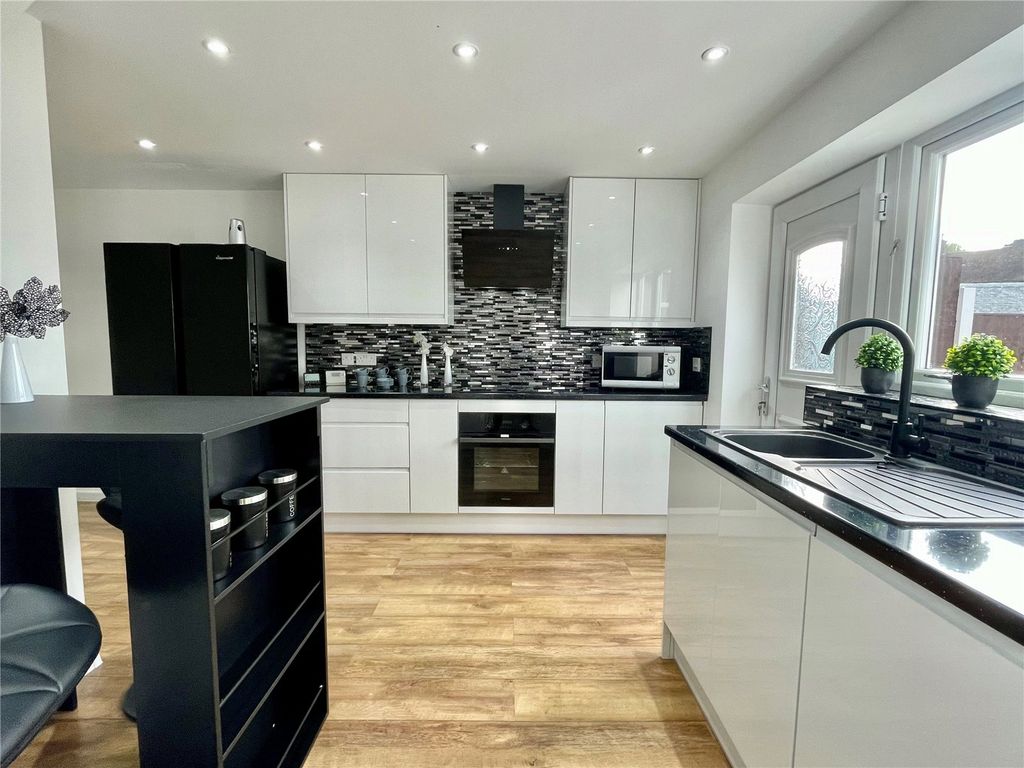 Property photo 1 of 18 Breakfast Kitchen