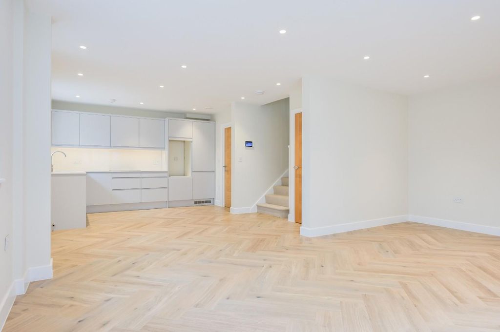 Property photo 3 of 19 Mews House