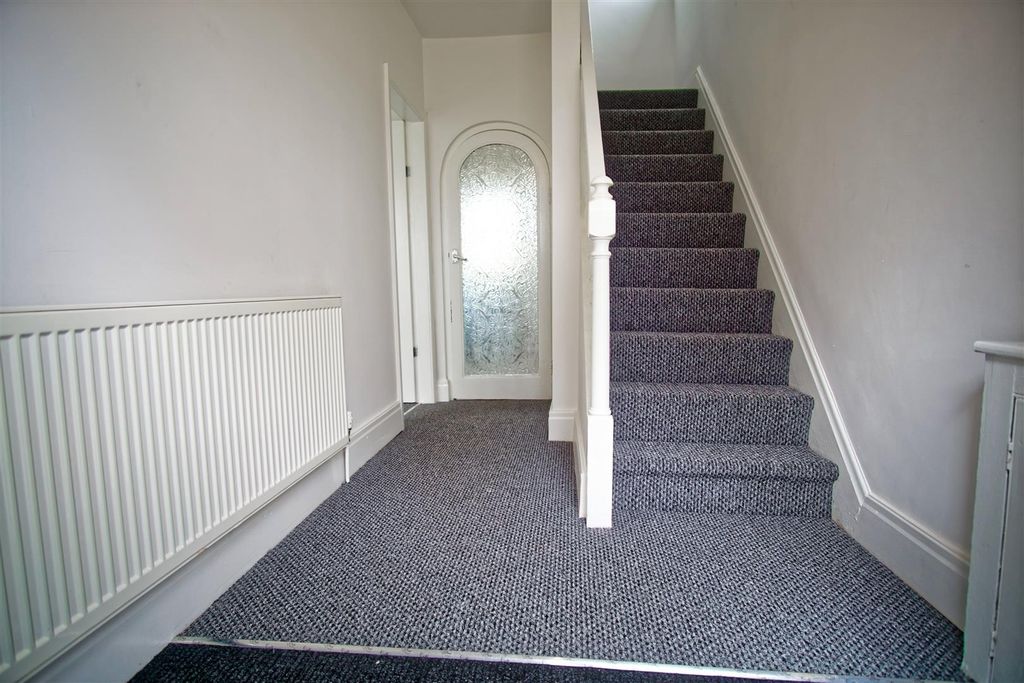 Property photo 2 of 12 Hallway