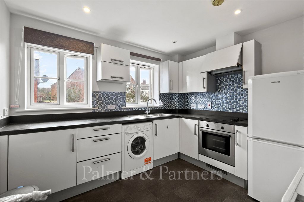 Property photo 2 of 6 Kitchen