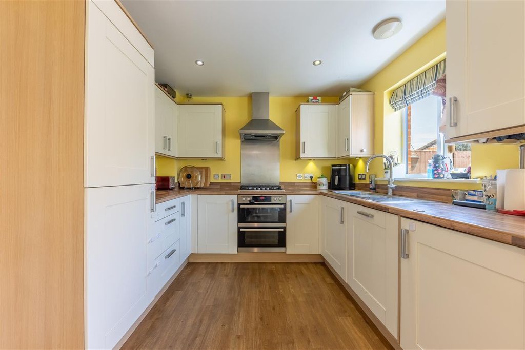 Property photo 3 of 11 Kitchen