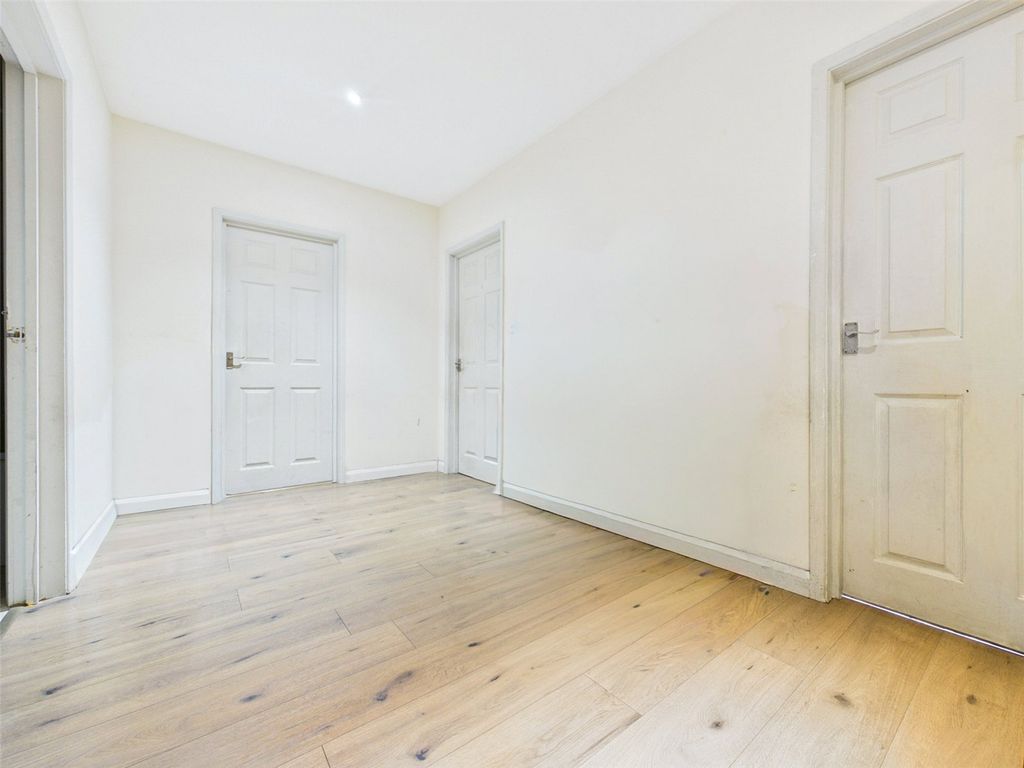 Property photo 3 of 7 Hallway