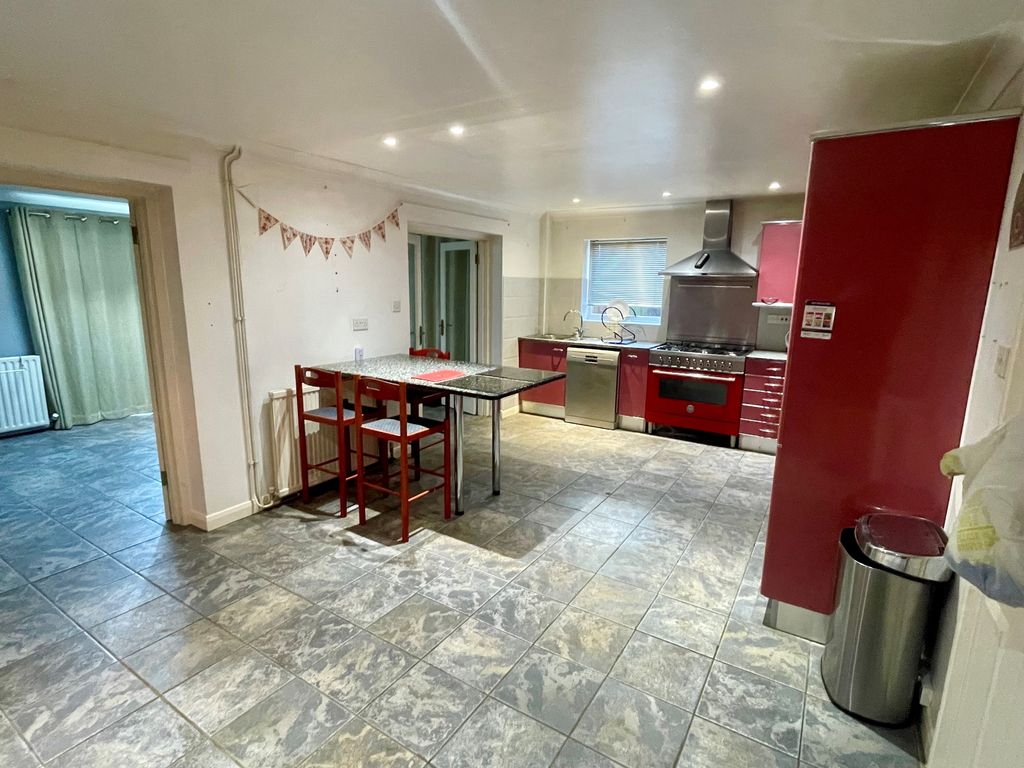 Property photo 3 of 18 Kitchen