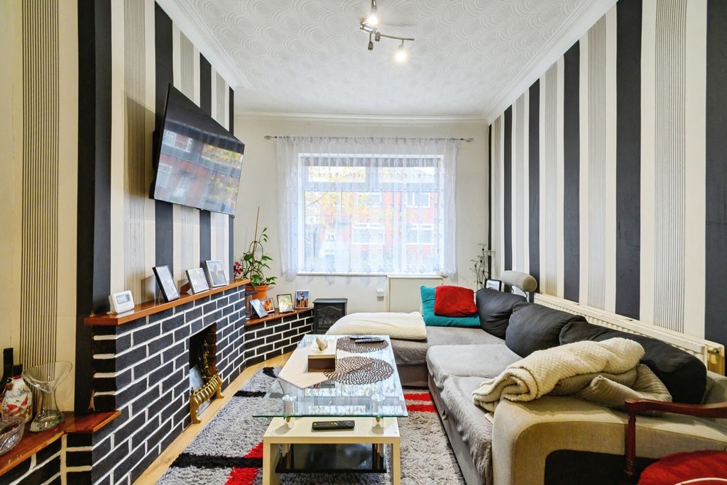 Property photo 2 of 18 Lounge