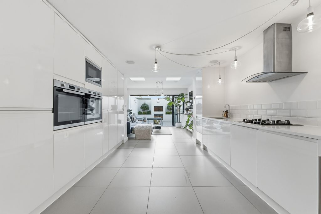 Property photo 3 of 17 Redmunds Road, 78-12