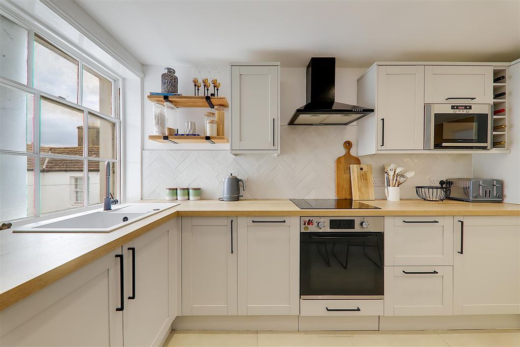 Property photo 3 of 17 Modern And Fitted Kitchen