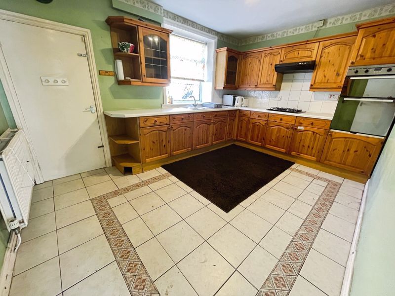 Property photo 3 of 11 Kitchen