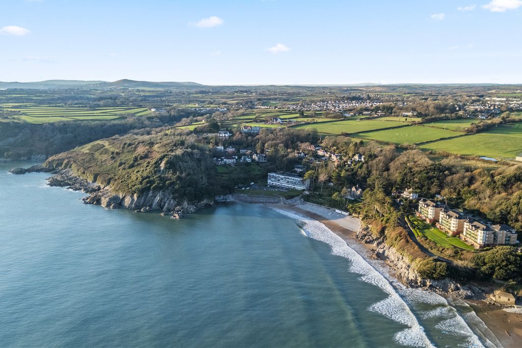 Property photo 2 of 40