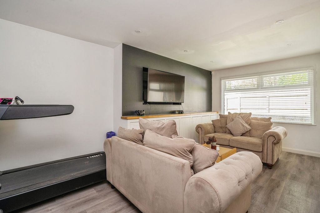 Property photo 3 of 18 Pbox-Img.Jpg