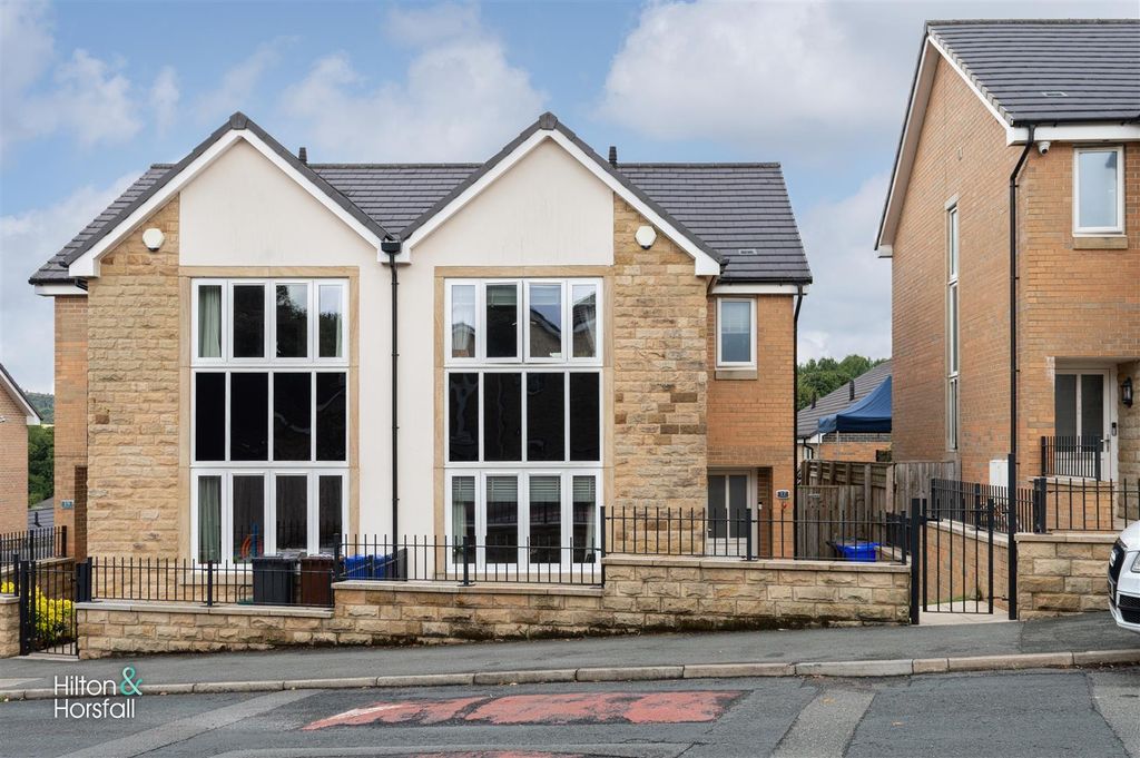 Property photo 1 of 17 Clitheroe Road