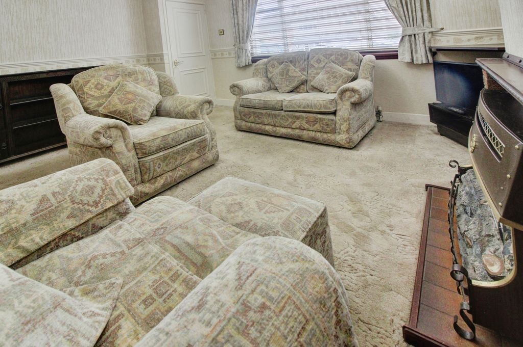 Property photo 2 of 16 Lounge (Alt View)