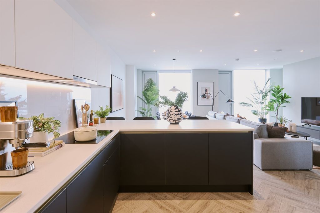 Property photo 2 of 14 (Main)