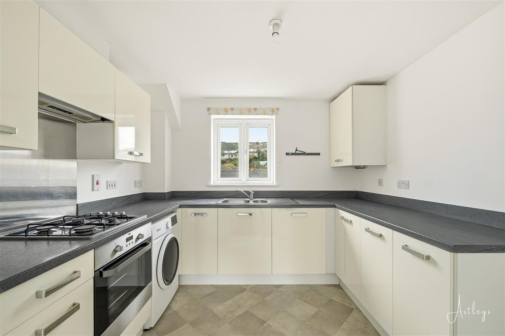 Property photo 3 of 12 Kitchen