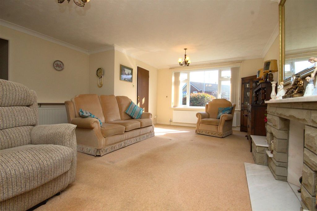 Property photo 3 of 14 Lounge