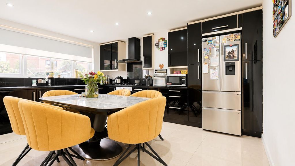 Property photo 2 of 21 1Bc6353A-Fa56-4440-87A0-A71A9Aa2E657.Png