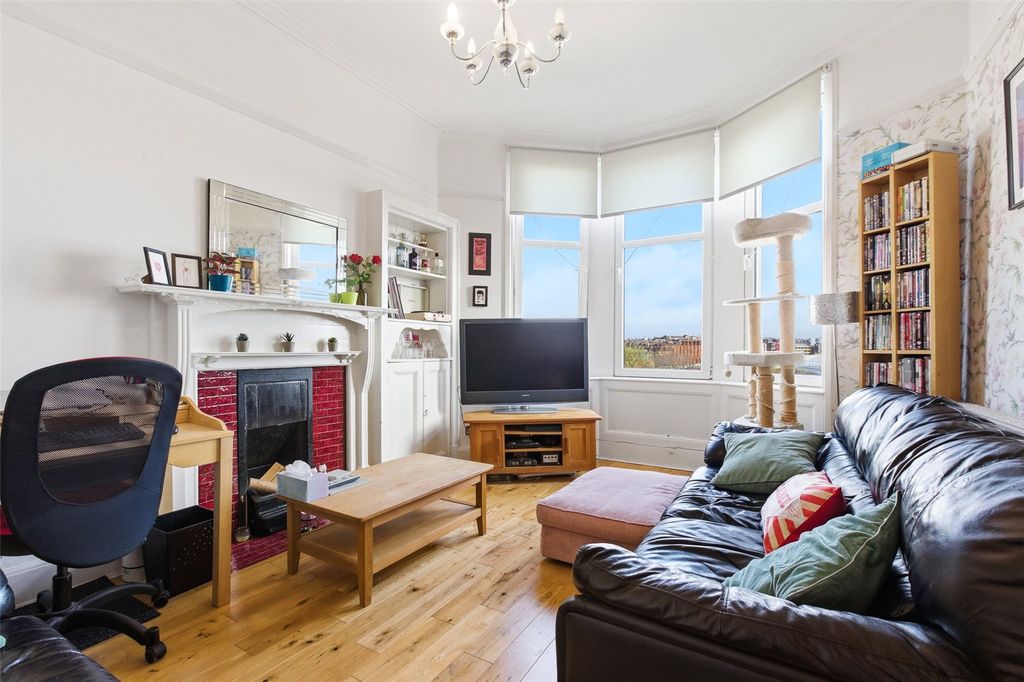 Property photo 2 of 15 Lounge