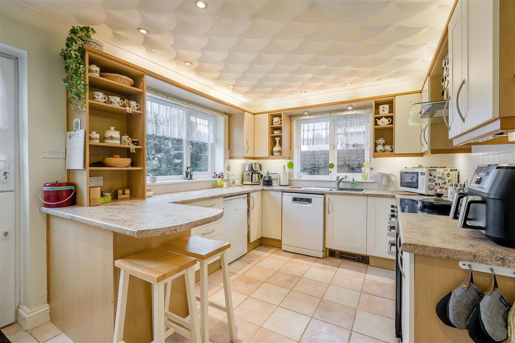 Property photo 3 of 18 Kitchen