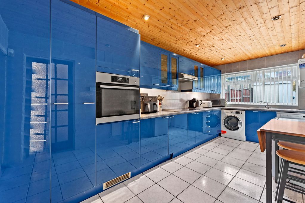 Property photo 3 of 24