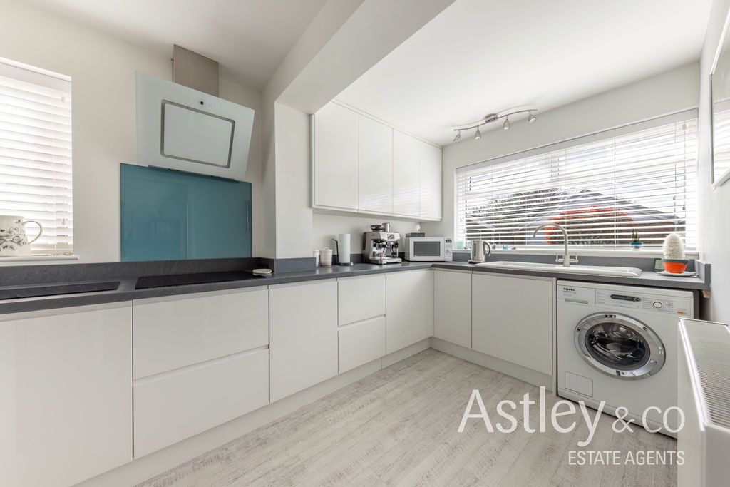 Property photo 2 of 19 Kitchen